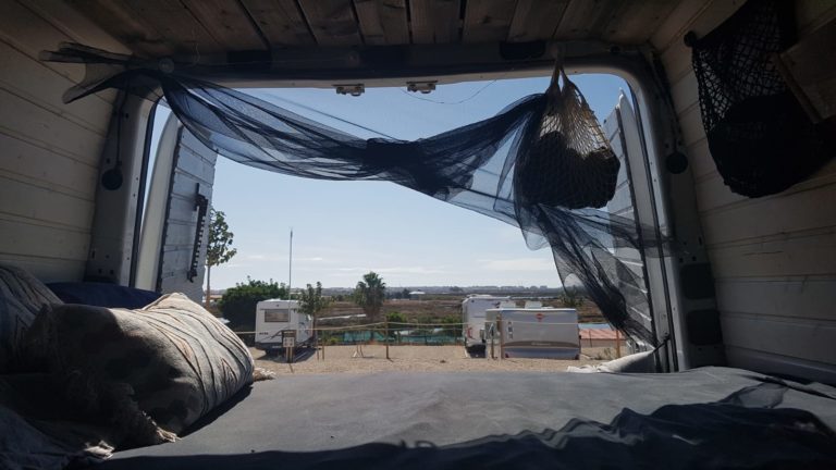 Was ist Vollzeit Vanlife, der Blick aus dem Van mit Bett auf andere Wohnmobile