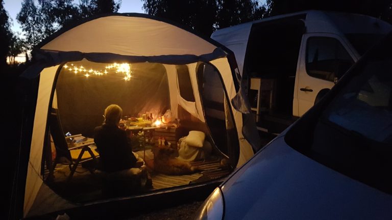 Damit Vanlife nicht zum Beziehungskiller wird ein Pavillon von Decathlon als Erweiterung des Wohnraums vor dem Wohnmobil mit Heizung und Beleuchtung