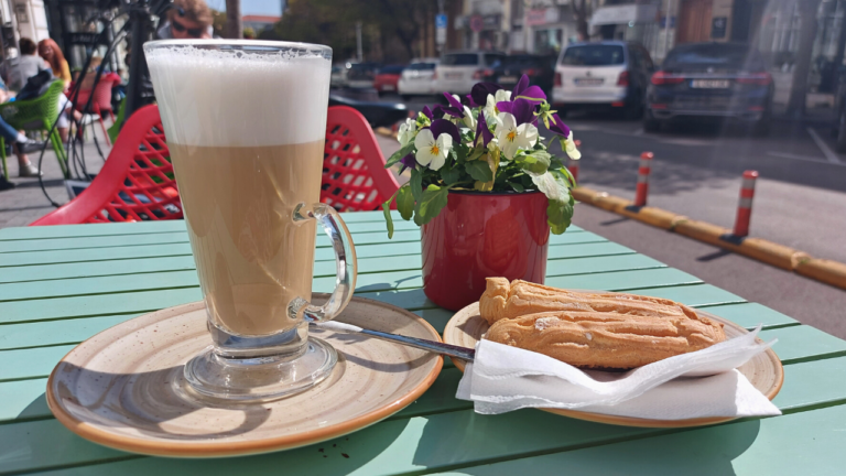 Die Stadt Varna in Bulgarien bietet zahlreiche Cafés und kleine Geschäfte für Touristen