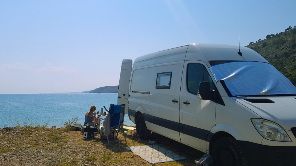 Mit dem Camper freistehen am Meer im Vanlife